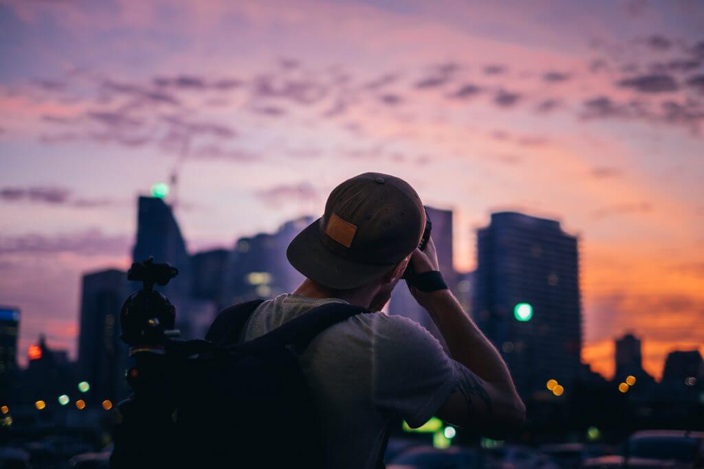 photographer-shooting-city-sunset_4460x4460-1024×683